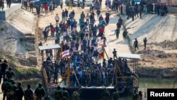 ထိုင်း-မြန်မာနယ်စပ် အွန်လိုင်းငွေလိမ်ဂိုဏ်းတွေမှာ လူကုန်ကူး၊ အလုပ်ခိုင်းစေခံရတဲ့ နိုင်ငံခြားသားတွေကို ထိုင်းဘက်သို့ လွှဲပြောင်းနေစဉ် (ဖေဖော်ဝါရီ ၁၂၊ ၂၀၂၅)