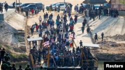 ထိုင်း-မြန်မာနယ်စပ် အွန်လိုင်းငွေလိမ်ဂိုဏ်းတွေမှာ လူကုန်ကူး၊ အလုပ်ခိုင်းစေခံရတဲ့ နိုင်ငံခြားသားတွေကို ထိုင်းဘက်သို့ လွှဲပြောင်းနေစဉ် (ဖေဖော်ဝါရီ ၁၂၊ ၂၀၂၅)