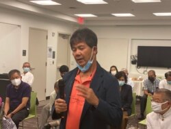 លោក Chamroeun Muy អាយុ ៦៥ ឆ្នាំ និវត្តន៍ជន រស់នៅរដ្ឋធានី Washington ក្នុង​វេទិកា​សាធារណ: នៅ​ក្នុង​បណ្ណាល័យ​ Tyson Pimmit Regional Library នៅក្នុង​ទីក្រុង​ Falls Church រដ្ឋ Virginia កាល​ពីថ្ងៃ​ទី២៣ ខែកញ្ញា ឆ្នាំ ២០២១។ (សឿន វឌ្ឍនា/វីអូអេ)