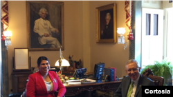 Astrid Silva se reunió con el líder de la mayoría en el Senado, el senador Harry Reid. [Foto: Cortesía oficina senador Reid].