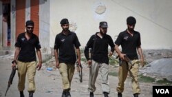 Miembros de un escuadron ant-iterrorismo de Pakistán fueron desplegados para investigar el complejo donde vivía bin Laden.