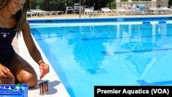 Рятувальник у басейні