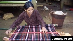 ស្ត្រីជនជាតិ​ដើម​ភាគ​តិច​នៅ​​ភាគ​ឥសាន្ត​កំពុង​ស្បាញ​​ក្រណាត់។ រួបភាពផ្តល់ដោយ​ ICSO និង IOM។