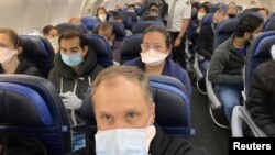 A United Airlines flight from Newark to San Francisco is crowded with passengers in this picture obtained from social media May 9, 2020. (Ethan Weiss/via REUTERS)
