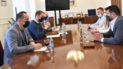 Predstavnici predlagača inicijative Nikola Stanković i Bojan Božić na sastanku sa gradonačelnikom Draškom Stanivukoviće i Žanet Beneš, kćerkom Marijana Beneša, Banja Luka (Foto: Grad Banja Luka)