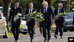 Britanski premijer Boris Johnson i lider opozicione Laburističke partije Keir Starmer nose cvijeće na mjestu ubistva poslanika Davida Amessa, u mjestu Leigh-on-Sea, Essex, Engleska, 16. oktobar 2021.