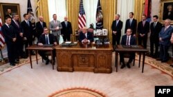 Delegacije Srbije i Kosova i bivši predsednik SAD Donald Tramp na potpisivanju sporazuma 4. septembra 2020.