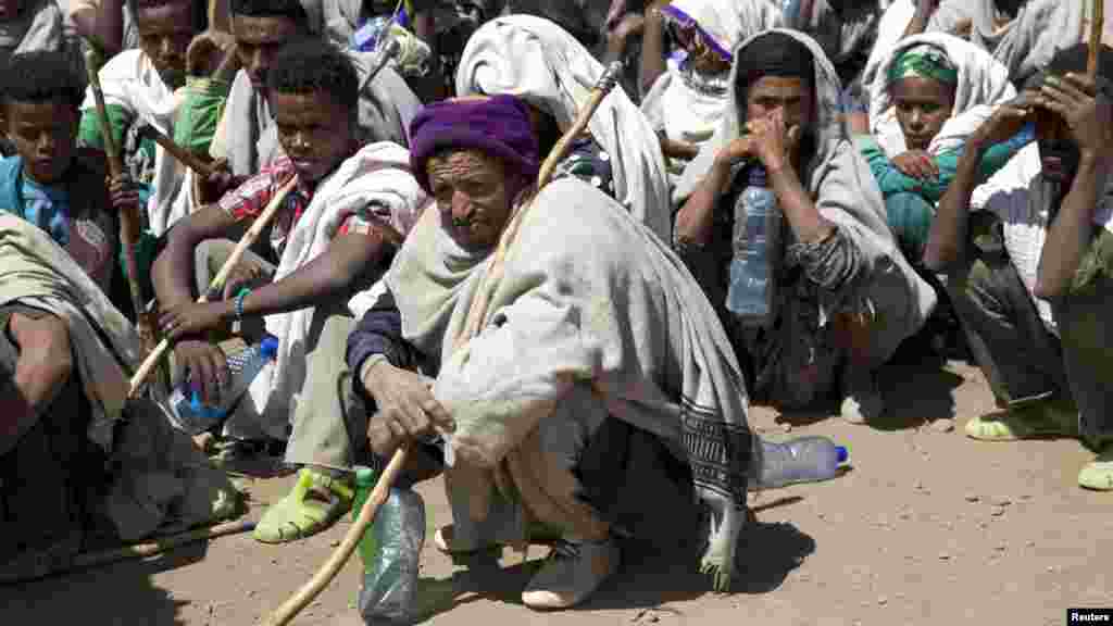 በሰሜን አማራ ክልል ሰዎች የዩናይትድ ስቴትስ የአስቸኳይ ጊዜ እርዳታ ለመቀበል እየጠበቁ&nbsp;