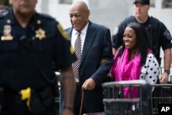Bill Cosby arrives for his sexual assault trial with Keshia Knight Pulliam, right, at the Montgomery County Courthouse in Norristown, Pa., June 5, 2017.
