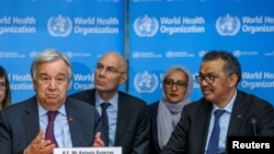 Katibu Mkuu Antonio Guterres akiwa na Mkuu wa Shirika la Afya Duniani Tedros Adhanom Ghebreyesus (kulia) makao makuu ya WHO, Geneva, Uswiz, Februari 24, 2020. (Salvatore