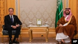 محمد بن سلمان، ولیعهد عربستان سعودی( راست) و انتونی بلینکن، وزیر خارجهٔ ایالات متحده