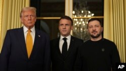 ว่าที่ประธานาธิบดีสหรัฐฯ โดนัลด์ ทรัมป์ ถ่ายรูปร่วมกับประธานาธิบดีฝรั่งเศส เอ็มมานูเอล มาคร็อง และประธานาธิบดียูเครน โวโลดีเมียร์ เซเลนสกี ในวันที่ 7 ธ.ค. 2024 ที่กรุงปารีส 