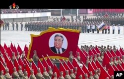 Foto ampliada de Kim Il Sung, fundador de Corea del Norte, es exhibida durante el desfile del Día del Sol, el feriado más importante de Corea del Norte. Imagen tomada de video provisto por televisora norcoreana KRT. Abril 15, 2017