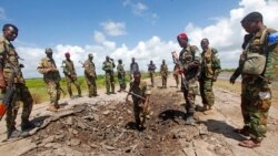 Soldados somalíes en una base militar en Somalia cerca de un sitio atacado por el grupo islamista al-Shabab en que murió un soldado estadounidense y cuatro resultaron heridos en junio de 2018.