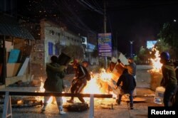 Manifestantes vandalizan la entrada del canal de TV CTC de Cuzco, en Perú, el 13 de diciembre de 2022.