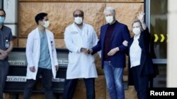 Bill Clinton yahoze ari prezida w'Amerika, Madamu wiwe Hillary Clinton kumwe n'abanganga bariko bavura Clinton