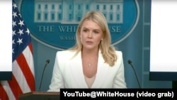 2025年6月26日，白宫新闻秘书卡罗琳·莱维特(Karoline Leavitt)在新闻发布会上。