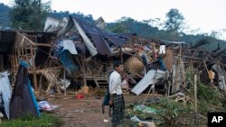 រូបឯកសារ៖ បុរសម្នាក់​ឈរមើល​លំនៅឋានដែល​ត្រូវបាន​បំផ្លាញ​ដោយ​ការ​វាយ​ប្រហារ​តាម​អាកាស​និង​គ្រាប់​ផ្លោង​នៅ​ជំរំ​ជនភៀសខ្លួន​ Mung Lai Hkyet ក្នុងតំបន់ភ្នំ Laiza នៃប្រទេសមីយ៉ាន់ម៉ា កាលពីថ្ងៃទី១០ ខែតុលា ឆ្នាំ២០២៣។