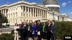 民主黨籍的本田眾議員舉行記者會,推出移民改革法案。 （2016年3月17日）