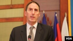 រូបភាព​ឯកសារ​៖ លោក George Edgar ​ឯក​អគ្គរដ្ឋទូត​សហភាព​អឺរ៉ុប​ប្រចាំ​កម្ពុជា​ នៅ​ក្នុង​ពិធី​ប្រកាស​ផ្លូវការ​ពី​ការ​ចុះ​ឈ្មោះ​បោះឆ្នោត​តាម​ប្រព័ន្ធ​កុំព្យូទ័រ ក្នុង​រាជធានី​ភ្នំពេញ កាល​ពី​ថ្ងៃទី​១៨ ខែ​សីហា ឆ្នាំ​២០១៦។ (ហ៊ាន សុជាតា/VOA)