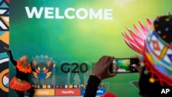 មនុស្ស​ម្នា​ត្រូវបាន​ឃើញ​នៅ​ក្នុង​កិច្ច​ប្រជុំ​រដ្ឋមន្ត្រី​ហិរញ្ញវត្ថុ និង​អភិបាល​ធនាគារ​កណ្តាល G20 នៅ​ក្រុង Cape Town ប្រទេស​អាហ្វ្រិក​ខាង​ត្បូង កាល​ពី​ថ្ងៃ​ទី​២៦ ខែ​កុម្ភៈ ឆ្នាំ​២០២៥។