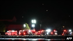 Արտակարգ իրավիճակների նախարարության մեքենաները և փրկարարական խմբերը հավաքված են Պոտոմակ գետի երկայնքով՝ Ռեյգանի ազգային օդանավակայանի մոտակայքում, 2025 թվականի հունվարի 29-ին Վաշինգտոնի մոտ տեղի ունեցած ավիավթարից հետո: