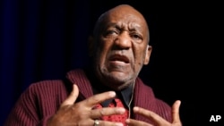 Remueven estatua de Bill Cosby del salón de la fama dentro de la plaza de la academia para las artes y ciencias