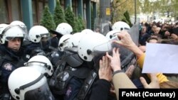 Drugi dan protesta poslanika i odbornika opozicije ispred zgrade suda i tužilaštva u Novom Sadu (FoNet / Zoran Mrđa)