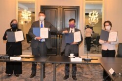 美台官員2020年11月20日在華盛頓與台北啟動首屆“美台經濟繁榮夥伴對話”中籤署備忘錄華盛頓實體會場。坐起美國在台協會藍鶯、美國副國務卿克拉奇、台灣經濟部次長陳正祺、台灣駐美代表蕭美琴。（台灣駐美代表處提供)