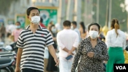 ពលរដ្ឋ​កម្ពុជា​​ពាក់ម៉ាស់​​ ខណៈ​កម្ពុជា​កំពុង​ប្រឈម​ការ​រាតត្បាត​នៃ​ជំងឺកូវីដ១៩​ នៅ​ភ្នំពេញ ថ្ងៃទី១០ ខែមីនា​ ឆ្នាំ២០២១។​ (ហ៊ាន​ សុជាតា/វីអូអេ)