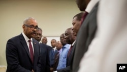 Le nouveau Premier ministre haïtien Jack Guy Lafontant salue les membres du Sénat après son discours au palais national lors de la cérémonie de sa nomination comme nouveau Premier ministre à Port-au-Prince, en Haïti, le 24 février 2017.