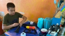 Wilferson Rodríguez Ríos, un joven “periodista comunitario”, muestra los micrófonos con los que cuenta las noticias del barrio venezolano La Lucha, en Maracaibo, Zulia. Septiembre 3, 2021. Foto: VOA.