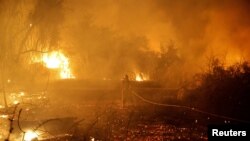 消防人员在以色列南部遭到哈马斯激进组织攻击的一所医院附近灭火。（2023年10月7日）