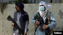 Talibanski borci stražare na glavnoj kapiji ispred predsedničke palate u Kabulu, Avganistan, 16. avgusta 2021.