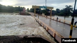 រូបភាព​ផ្សាយ​លើ​ទំព័រ​ហ្វេសប៊ុក​របស់​​​ក្រសួង​ធនធាន​ទឹកនិង​ឧតុ​និយម​ បង្ហាញ​ពី​ស្ថានភាព​ទឹក​ជំនន់​នៅ​នៅ​អាងទឹក​តាម៉ុក ស្ថិត​នៅ​ឃុំអន្លង់វែង ស្រុក​អន្លង់វែង ថ្ងៃទី១៧ ខែតុលា ឆ្នាំ២០២១។ (ហ្វេសប៊ុក/ក្រសួង​ធនធាន​ទឹកនិង​ឧតុ​និយម)