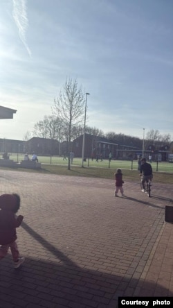 難民營外(甘文威提供)