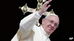 Paus Fransiskus menyampaikan khotbah Urbi et Orbi, yang artinya untuk kota dan dunia, pada hari Natal (25/12) di Vatikan. 