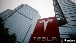 特斯拉在北京一處展銷點外豎立的logo牌。（2023年5月31日）