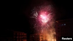 Vatromet u Podgorici dok slave pristalice Jakova Milatovića (Foto: REUTERS/Marko Djurica)