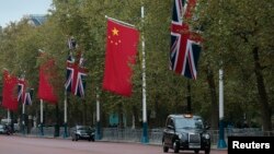 中英兩國國旗在倫敦街頭飄揚。（2015年10月19日）