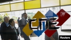 Miembros de la Comisión Nacional de Primaria en la sede del Consejo Nacional Electoral de Venezuela en Caracas. 