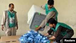 د انتخاباتو د کمیسیون کارکوونکي