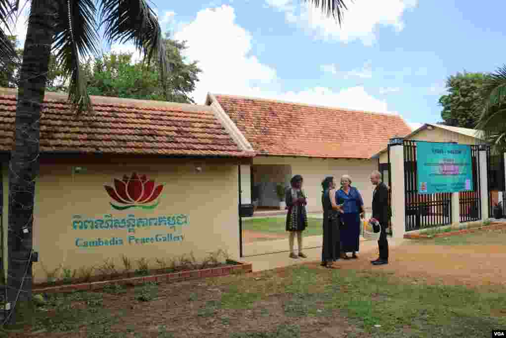 លោកស្រី​ Emma​ Leslie​ (អាវពណ៌ខៀវ) ​និយាយ​ជាមួយ​នឹង​លោកស្រី​ Sharon May (រ៉ូប​ពណ៌​ប៉ៃតង​) ដែល​ជា​អ្នក​សារព័ត៌មាន​និង​អ្នកថត​រូប​ប្រចាំ​នៅ​ជំរំ​ជន​ភៀស​ខ្លួន​តំបន់​ទីពីរ ដែល​បាន​បើក​ដំណើរការ​ចាប់ពី​ឆ្នាំ​ ​១៩៨៥​ ​រហូត​ដល់​ឆ្នាំ​ ​១៩៩៣។ អ្នកស្រី Sharon May បាន​ចំណាយពេល​ពីរ​ឆ្នាំ​រស់​នៅ​តាម​ព្រំដែន​ខ្មែរ​និង​ថៃ ​ដែល​ជា​តំបន់​ទី​ជម្រករបស់​ប្រជាជន​កម្ពុជា​ជា​ច្រើន​ដែលបាន​រត់គេច​​ពី​សង្គ្រាម​ ដើម្បី​ចង​ក្រង​រូបភាព​ជីវិត​របស់ពួកគេនៅ​ពេល​នោះ។ (រិទ្ធី ឧត្តម/VOA)