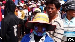 នៅមុខទីស្តីការគណៈរដ្ឋមន្ត្រ ​កម្មករ​​រោងចក្រ​​កាត់ដេរ​​ទាមទារ​​ដំឡើង​ប្រាក់ខែ​​ដល់​១៦០​ដុល្លារ (ថ្ងៃទី៣០ ខែធ្នូ ឆ្នាំ២០១៣)