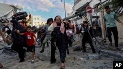 Palestinci beže iz domova nakon vazdušnih udara Izraelaca u Pojasu Gaze