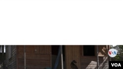 ARCHIVO - Un hombre intenta reconstruir su vivienda tras el paso del huracán ETA. Foto: Houston Castillo, VOA.