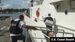 El Servicio de Guardacostas de EE.UU. entrega la droga incautada y a tres sospechosos de narcotráfico a las autoridades en Santo Domingo, República Dominicana.