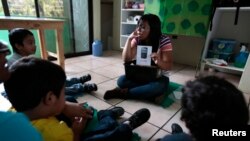 Un enseignant lors d'une séance de thérapie pour les enfants autistes dans un centre de l'Association guatémaltèque pour l'autisme, Guatemala, le 13 mars 2014