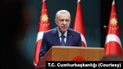 Türkiye’nin bekasını ve güvenliğini koruma noktasında nasıl tavizsiz bir iradeye sahip olduğunu pek çok kez gösterdiğini kaydeden Erdoğan, “İş o radde varırsa yine bir gece ansızın gelebiliriz" dedi.