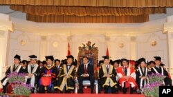 港大給予李克強(中)特殊禮遇引發爭議(資料照片)